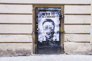 Le visage de Li Wenliang affiché sur un mur à Prague. 
