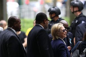 Hillary Clinton arrive pour la commémoration du 15ème anniversaire du 11-Septembre, dimanche, à New York.