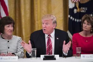 Susan Collins et Lisa Murkowski entourant Donald Trump, en juin 2017.