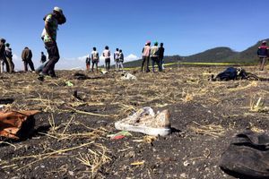 Des débris de l'avion près de la ville de Bishoftu, en Éthiopie. 
