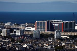 Une vue générale montre le site de Naval Group et le port de la ville de construction navale de Cherbourg-en-Contentin.
