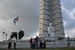 Des Cubains attroupés place de la révolution à La Havane.