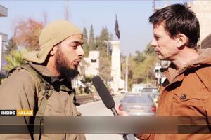 John Cantlie interrogeant un djihadiste français à Alep. 