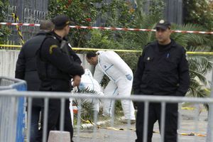 Pendant ce temps, l'enquête sur cet attentat-suicide qui a frappé un bus de la garde présidentielle se poursuit à Tunis.