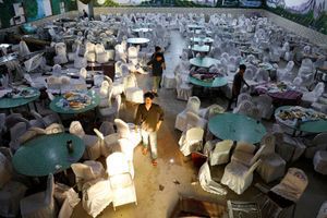 Une des salles du mariage à Kaboul, où un kamikaze de Daech a fait un attentat suicide. 