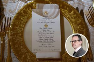 Le menu servi au couple présidentiel français mardi dernier. En médaillon, Michael Anton à la Maison-Blanche en février 2017. Alors qu'il quitte l'administration Trump, il a participé mardi au dîner d'Etat en l'honneur de Brigitte et Emmanuel Macron.