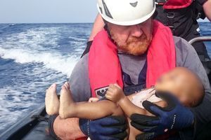 Martin le sauveteur tenant dans ses bras le corps sans vie d'un bébé retrouvé dans la Méditerranée, vendredi dernier.