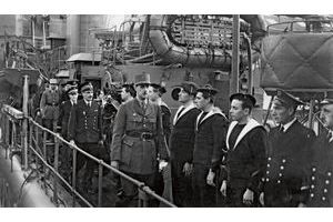  Précédant l’amiral Muselier, de Gaulle inspecte l’équipage du premier destroyer français libre.