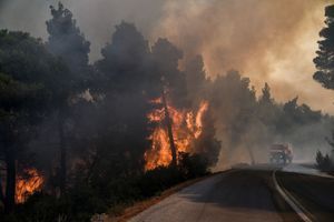 De violents incendies menacent l'île d'Eubée