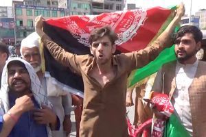 Des Afghans défient le pouvoir taliban en déployant le drapeau national