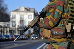 Un militaire belge en stationnement devant l'ambassade américaine à Bruxelles.