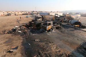 Un entrepôt de camion détruit après des frappes probablement russes au nord de la Syrie. 