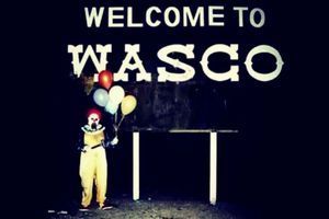 Le comité d'accueil du clown de Wasco.