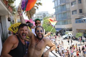 Des dizaines de milliers de gays et trans font la fête à Tel-Aviv