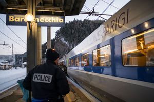 Des policiers français embarquent à bord d'un TGV dans la gare de Bardonecchia, en janvier dernier.