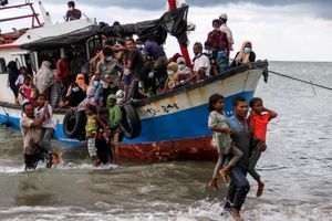 Des Indonésiens défient les autorités pour ramener à terre des Rohingyas