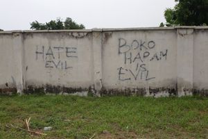 Inscriptions sur un mur de Bama, au Nigeria.
