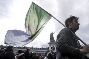 Des milliers d’opposants au régime de Bouteflika réunis à Paris