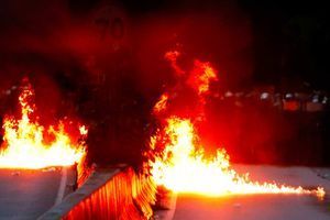 Barricade incendiée, lacrymogène et cocktails Molotov : Hong Kong plonge dans le chaos