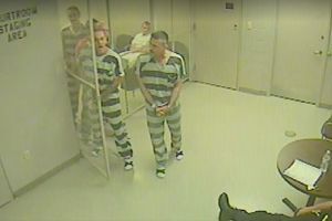 Des prisonniers forcent une porte pour sauver un gardien