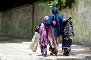 Trois enfants marchent à Maidiguri, où se trouve le camp de réfugiés.