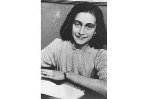 Anne Frank est décédée à l'âge de 15 ans, dans le camp de Bergen-Belsen où elle avait été déportée.