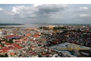  Une vue aérienne de Phnom Penh et de la rivière Mékong