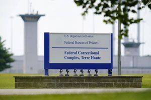 Devant le pénitencier fédéral de Terre-Haute, dans l'Indiana. C'est ici qu'ont été exécutés 13 détenus fédéraux ces derniers mois.