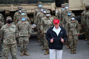 Donald Trump à Lake Charles, en Louisiane, samedi, auprès de soldats de la garde nationale.