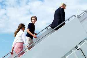 Donald Trump embarque à bord d'Air Force One, l'avion présidentiel, suivi de son fils Barron et de son épouse Melania, le 30 juin dernier.