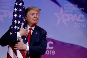 Donald Trump critique les démocrates et l'enquête russe... et câline un drapeau