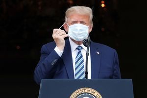 Donald Trump enlève son masque au balcon de la Maison Blanche