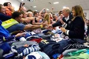 Donald et Melania Trump dans l'Alabama, auprès des sinistrés des tornades