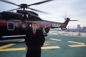 Donald Trump en 1989 devant son Puma, son jouet favori: "C'est le plus bel hélicoptère du monde. J'adore le regarder. Il vient de France."