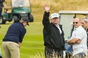 Donald Trump joue au golf au Trump Turnberry, en Écosse, en juillet 2018.