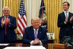 Donald Trump dans le Bureau ovale, le 13 août, entouré de l'ambassadeur américain en Israël David Melech Friedman et de Jared Kushner.
