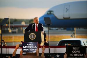 Donald Trump prononce un discours sur les pistes de l'aéroport de Londonderry, dans le New Hampshire, vendredi soir.