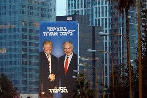 Donald Trump et Benjamin Netanyahou sur une affiche électorale à Tel Aviv.