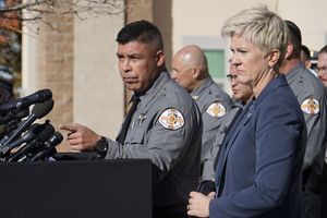 Le shérif du comté de Santa Fe avec la procureure lors d'une conférence de presse le 27 octobre 2021 
