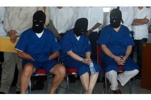  Gérard Debetz, Decywarti Wirahardja et Abbas Bidmal Gharibali, accusés de trafic de drogue en Indonésie.