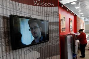 Une télévision d'information diffuse la photo d'Edward Snowden dans l'aéroport de Moscou, le 26 juin.