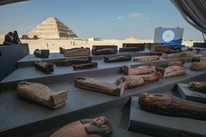 Ces sarcophages récemment découverts renferment pour la plupart les momies de dignitaires ayant vécu entre 700 et 30 av. J.-C., la pyramide à degrés de Djoser, édifiée vers 2600 av. J.-C. 