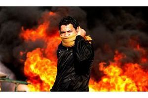  Jets de pierre contre cocktail molotov. La jeunesse égyptienne veut chasser Hosni Moubarak du pouvoir. 