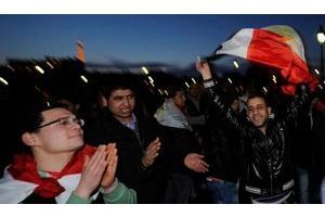  A paris, les jeunes égyptiens étaient en liesse hier soir.