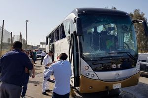 Le bus visé par une attaque à la bombe à Guizeh. 