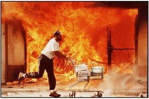 Le 30 avril 1992, un homme pousse un caddie rempli de couches pour bébé, tandis que le monde brûle autour de lui. Le photographe du Los Angeles Times, Kirk Mckoy, a surnommé sa photo "". 