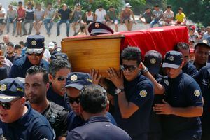 Emotion à l'enterrement du policier tué dans l'attentat suicide de Tunis