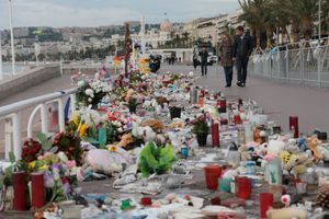 Des hommages déposés sur la Promenade des Anglais à Nice. 