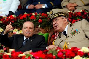 Abdelaziz Bouteflika et le général Ahmed Gaïd Salah, en juin 2012.