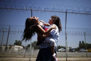 Une mère et sa fille dans la prison californienne pour femmes de Chino, où des détenues auraient subi des stérilisations forcées.